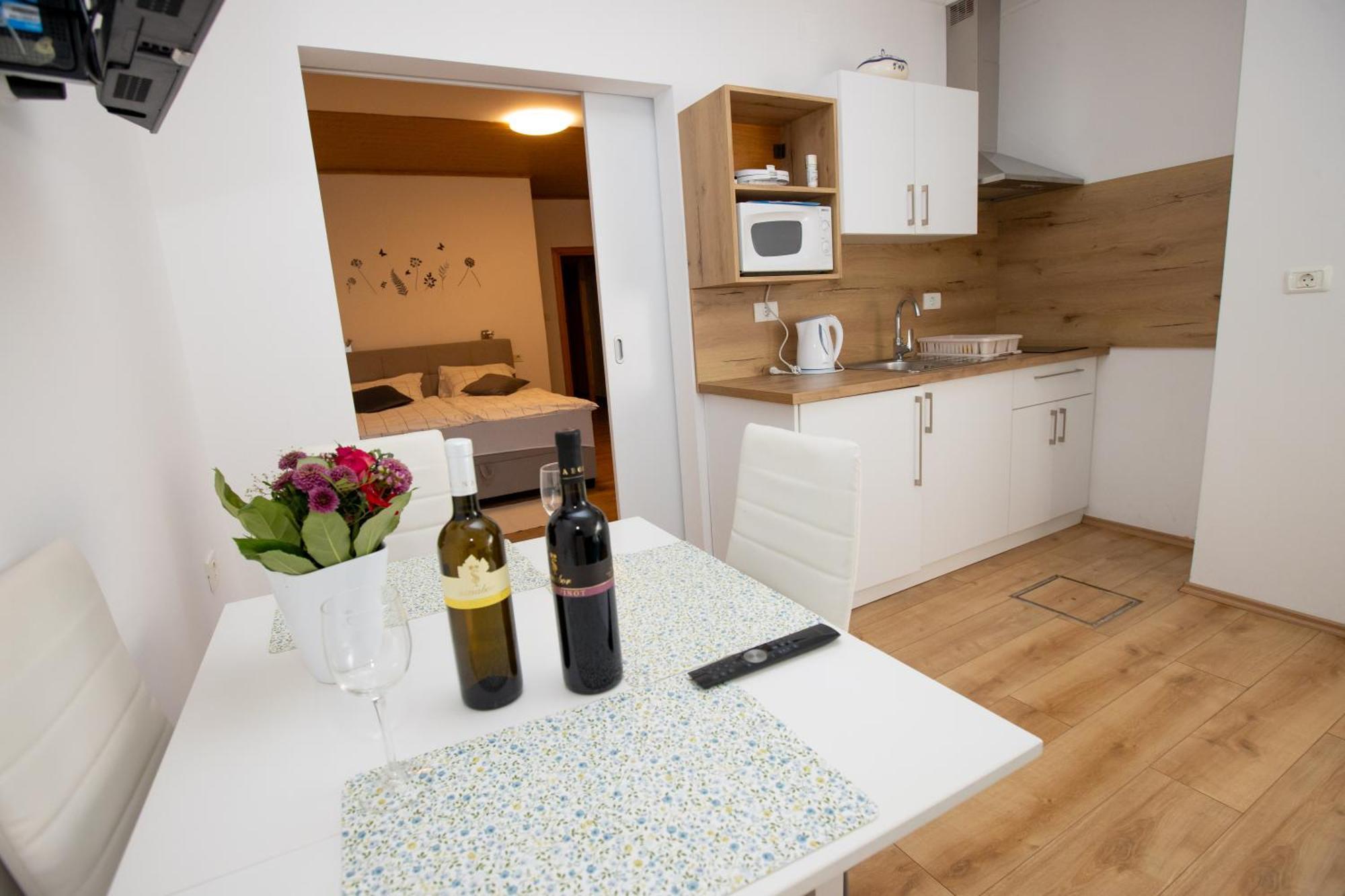 Guesthouse Sanabor Postojna Buitenkant foto